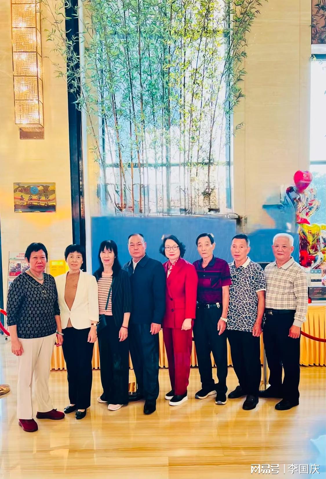 右数第四位：杰出原创音乐人钟滿荣女士