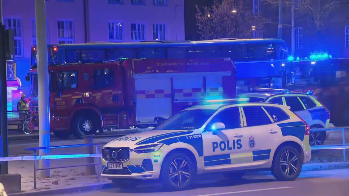 一辆公交车在斯德哥尔摩撞上等待公交的乘客，造成数人死亡。