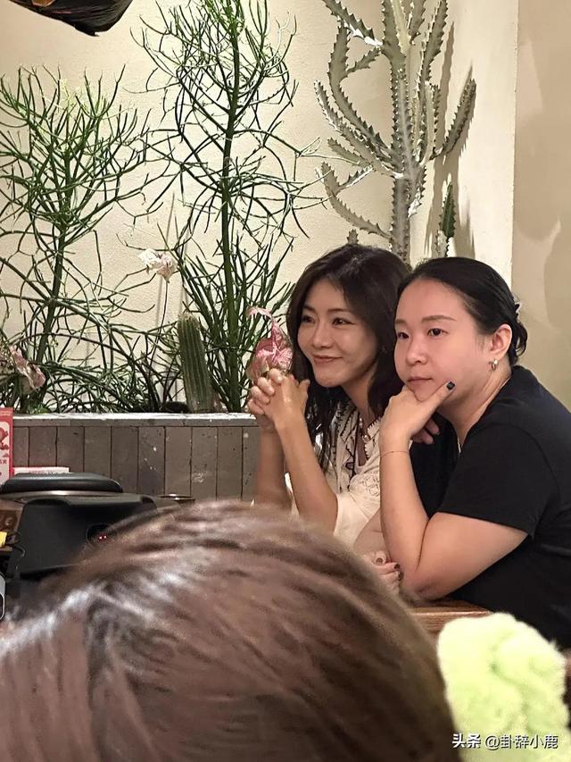 邓家佳在重庆吃烤鱼被偶遇，小姨妈气质绝了 脸小精致 美得恰到好处