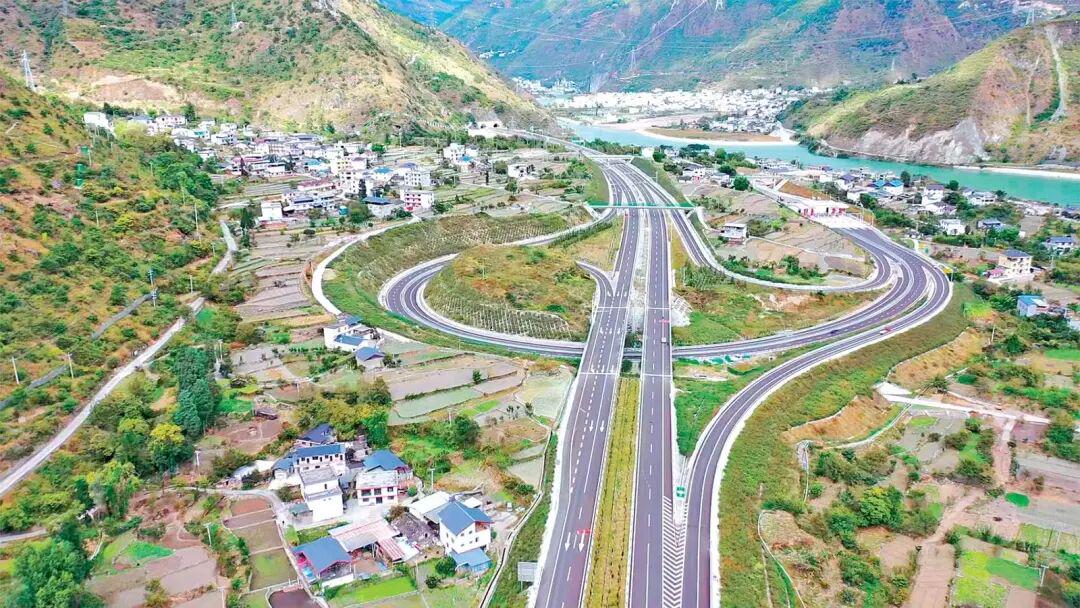 泸石高速公路泸定49公里路段点位航拍图图片由泸石高速公路项目部提供