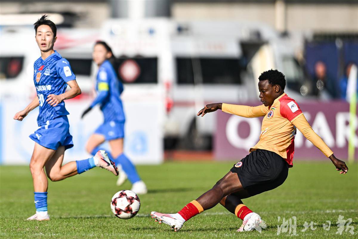 11月20日，东孟加拉女足队员比赛中传球。（湖北日报全媒记者任勇摄）