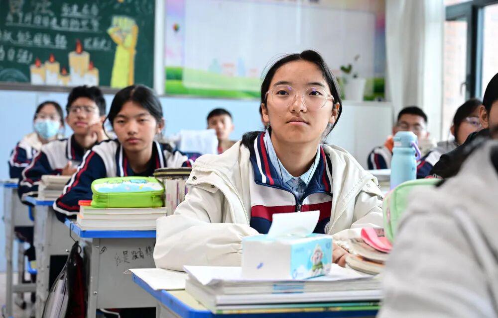    11月7日，在青海省西宁市果洛西宁民族中学，学生在上课。（新华社记者齐芷玥摄）