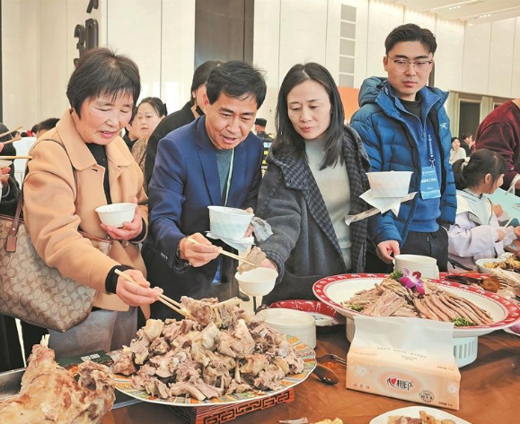 争相品尝“青海家宴”流水席。