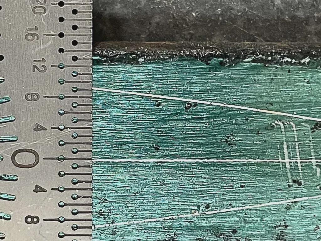 线条统治了一切，一个清晰的中心线，不论是在刀锋上还是在叶片上