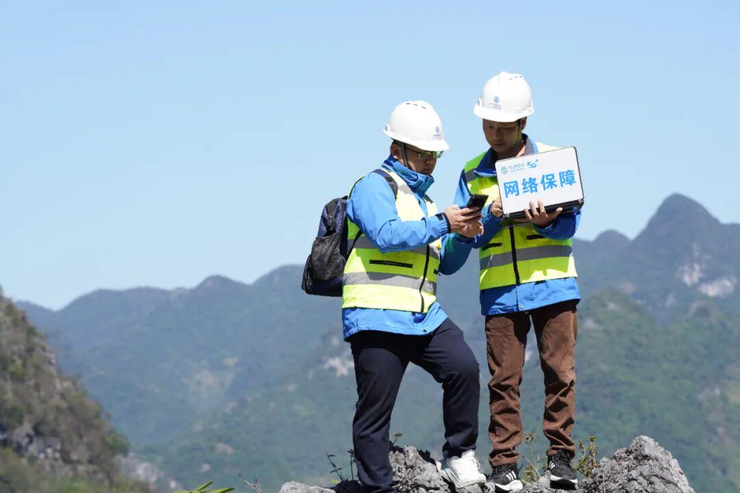 ▲网络优化人员在群山之巅测试山区信号情况。