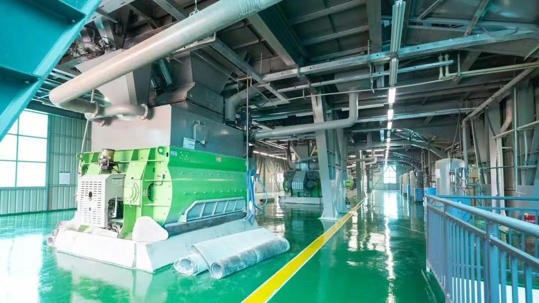 无人化全自动车间内，机器正在进行商品混凝土生产