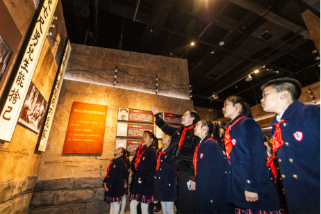 师生共同诵读烈士写下的挽联