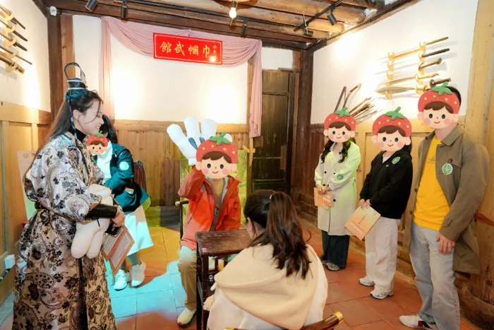 活动参与者在沉浸式体验中打破了社交壁垒。闽侯县总工会 供图