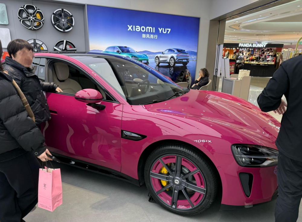 消费者在现场看车（图/《凤凰WEEKLY汽车》摄）