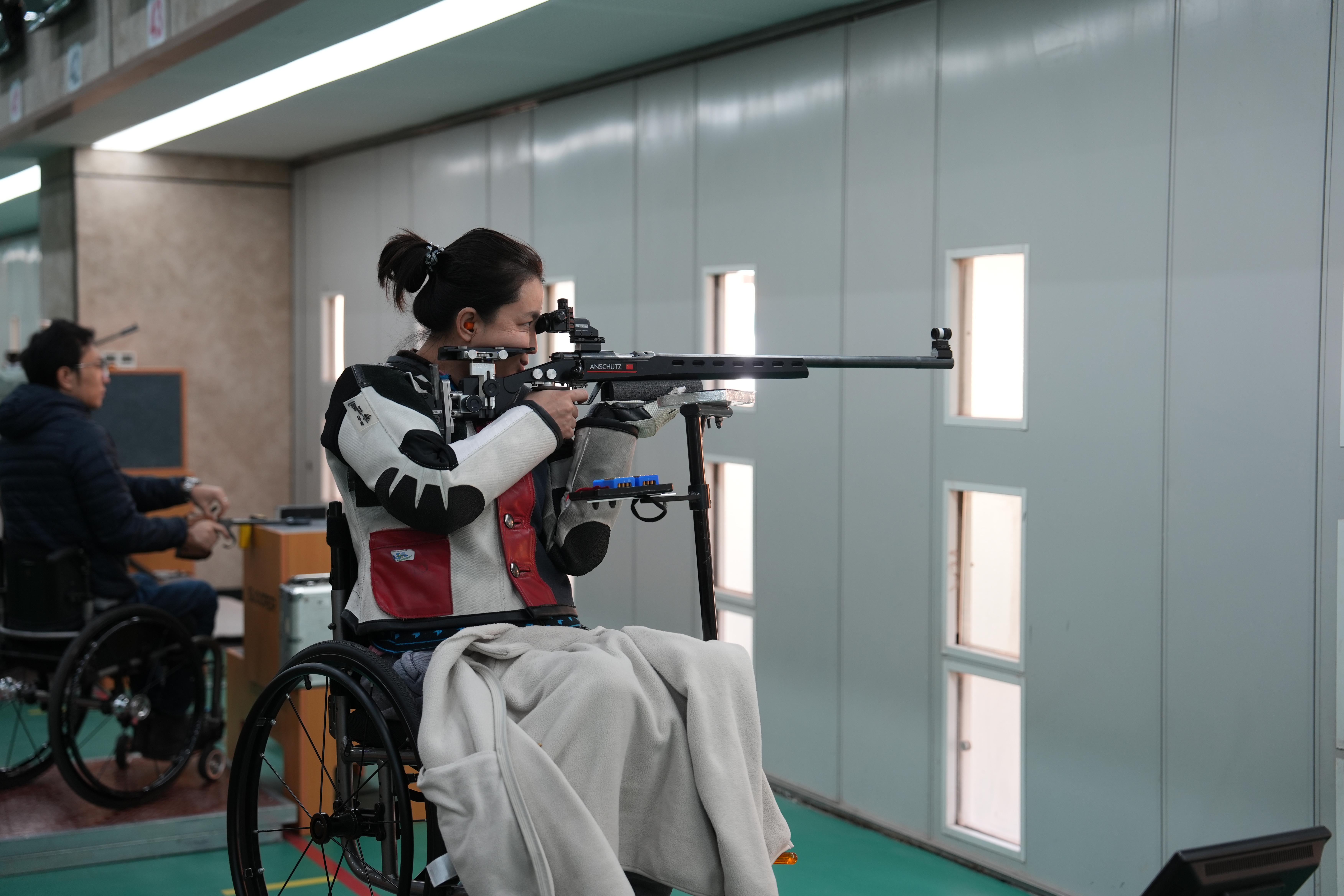 　　王筱莉在进行射击训练。新华社记者 徐伟 摄