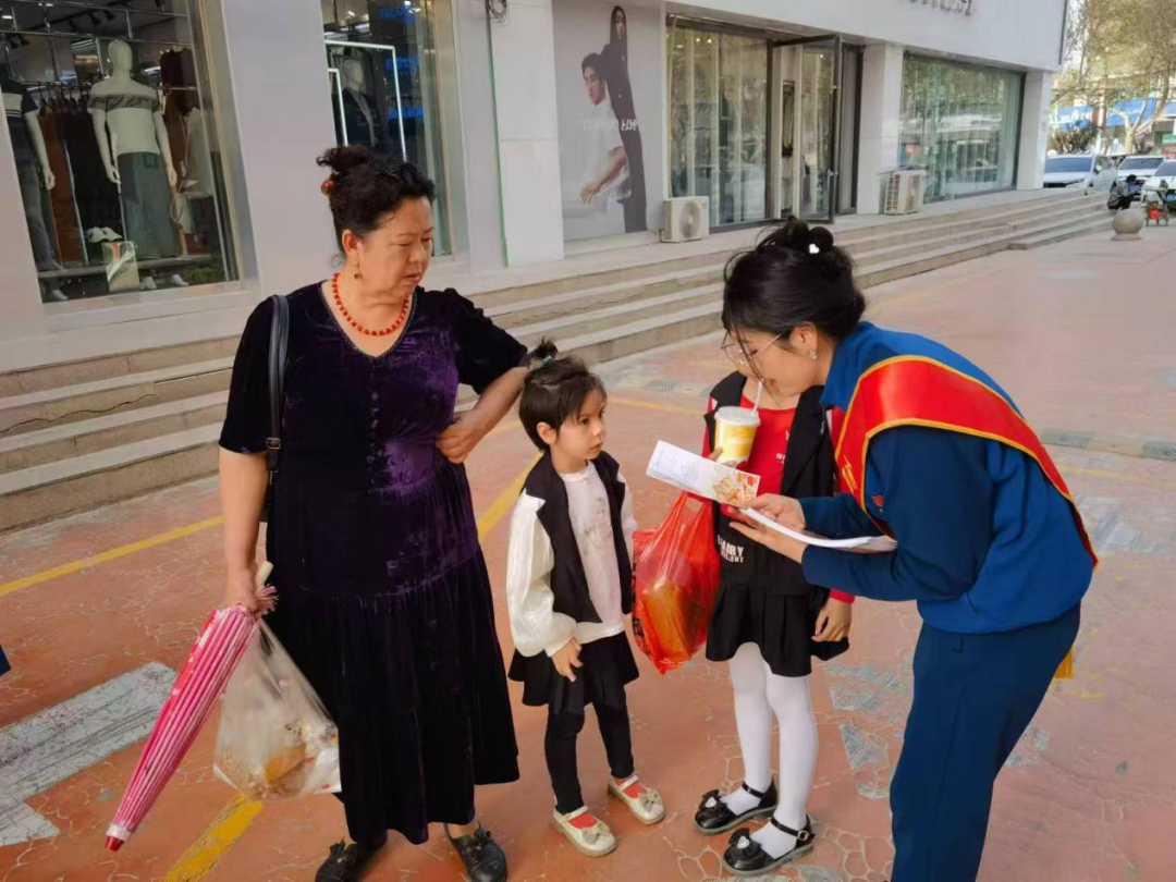 消防员为群众讲解消防安全知识。柴梦乐 摄