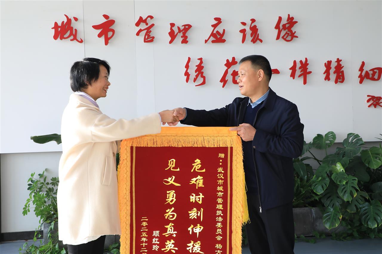 顾女士（左一）向救命恩人杨方武（右一）送锦旗表达谢意 通讯员肖敏摄