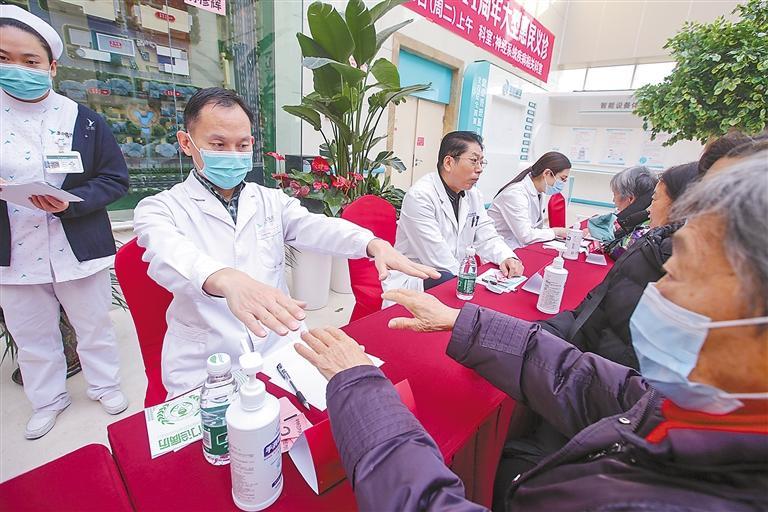  图为义诊现场。 本报记者 王洋洋 摄