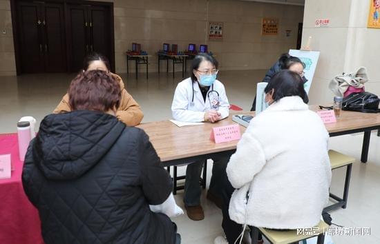 图为在“文明实践惠万家——‘医’路同行”爱心义诊志愿服务活动