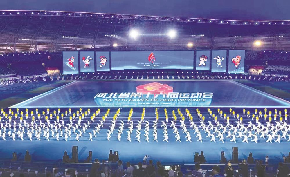  图为邯郸学院太极文化学院学生在河北省第十六届运动会开幕式上集体展演太极拳。