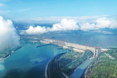 云雾中的三峡大坝。 蒋雨师 摄