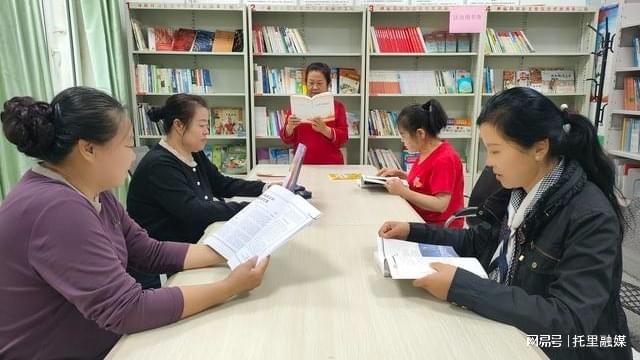 托里县铁厂沟镇利民社区的居民在阅读。