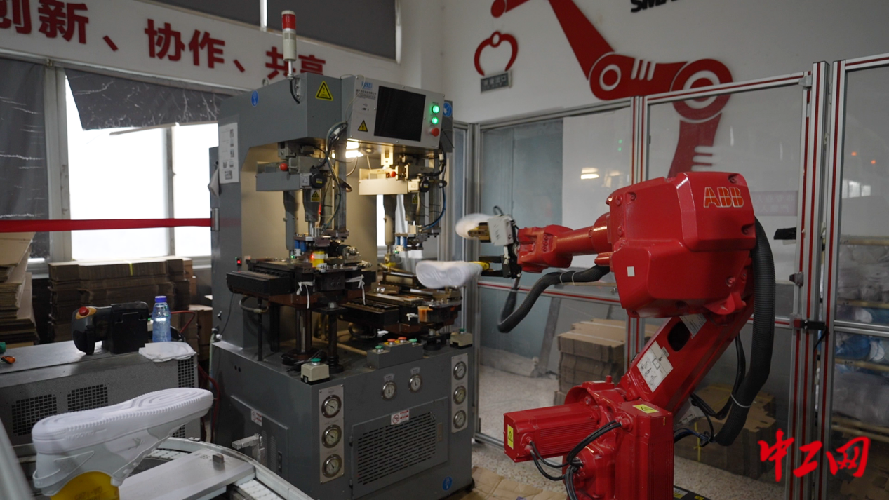 图为中乔体育晋江鞋生产制造车间。中工网记者 赵海山 摄​