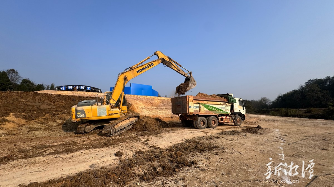 作业车进行场地平整。（记者 谭涛 摄）