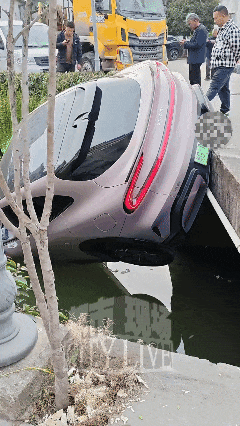 浙江金華一小米YU7意外沖入河道，車頭栽入水中，目擊者：駕駛員當場爬出來，車輛吊起時輪胎發出破裂聲