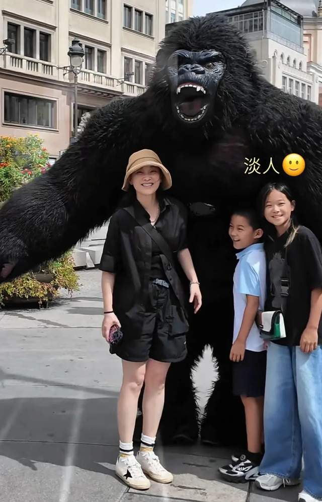 梅婷一家在西班牙度假，哥哥是大学老师担任翻译，嫂嫂比她还年轻