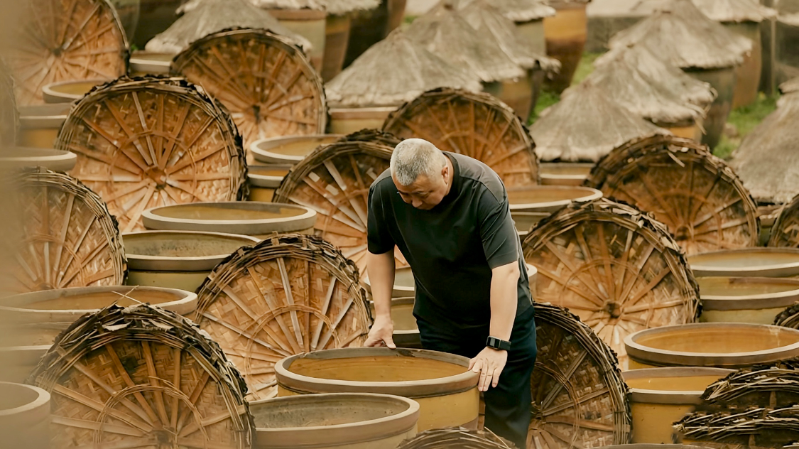 许家菜创始人许凡在先市酱油菜品基地考察