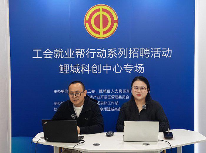 泉州工匠张桂生走进直播间，分享自身技术岗位成长之路。（刘筱悦 摄）