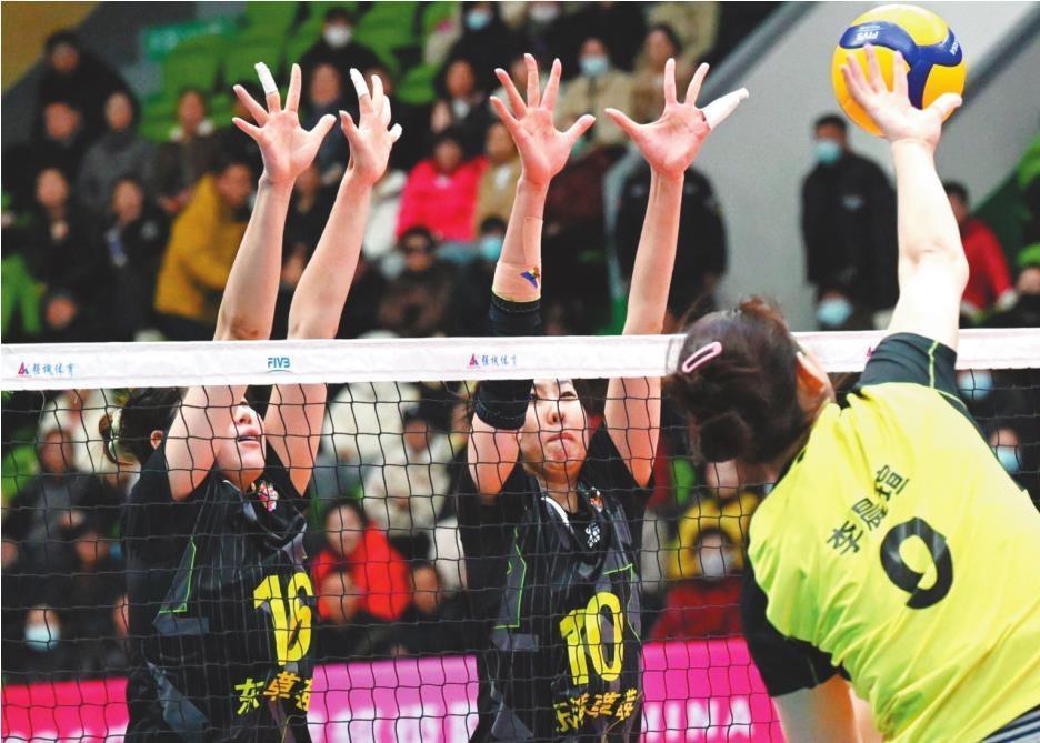  12月13日，辽宁女排队员在比赛中拦网。 本报记者 孙海涛 摄
