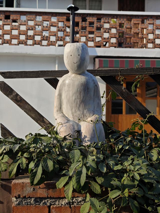 驻村艺术家放在小院里的作品。 吴越摄