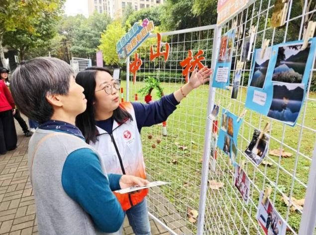 由中山桥社区老人策展的影像展吸引附近居民参观。