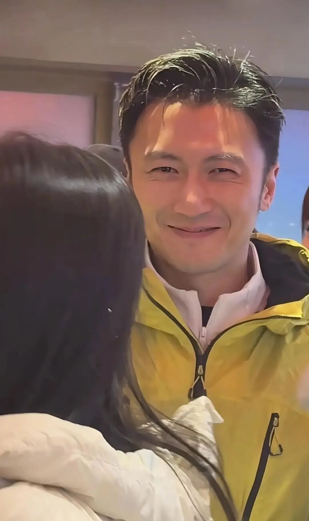 谢霆锋现身哈尔滨一家铁锅炖餐饮店（视频截图）