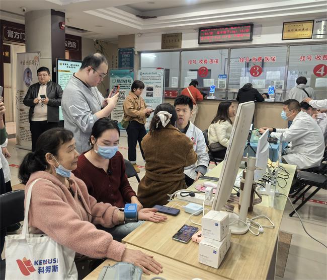 （湖北中医药大学国医堂，民众体验知医邦AI中医辅助诊断系统）