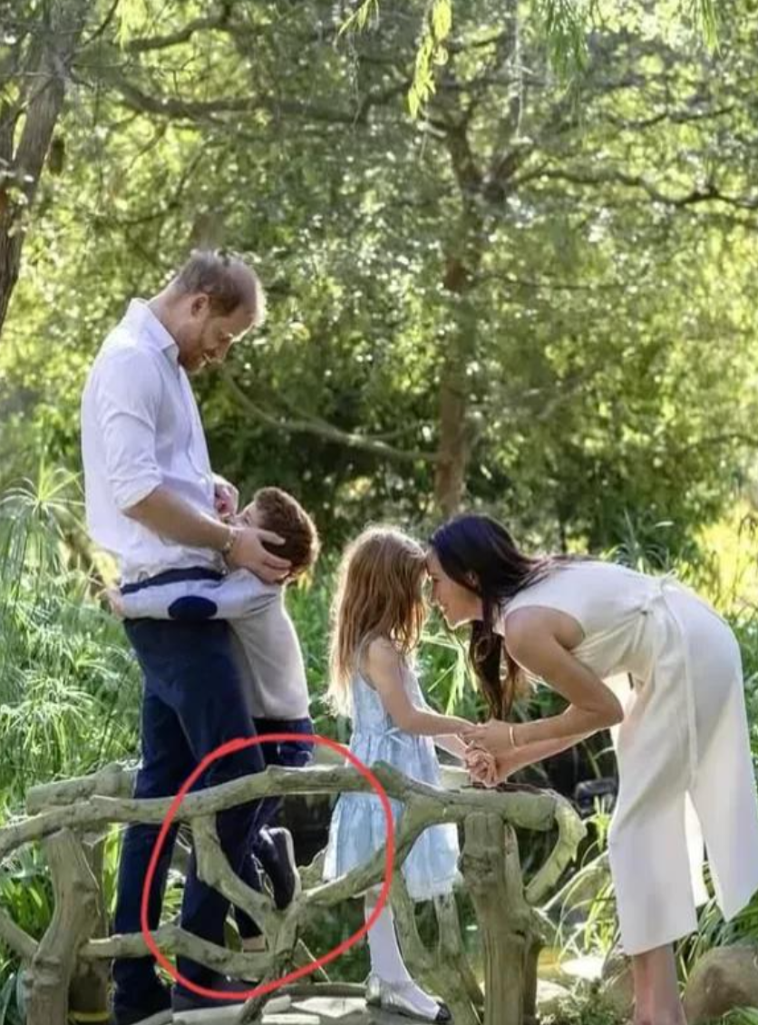 梅根要气哭了！阿奇王子莉莉贝特出镜圣诞合影，遗传基因不会说谎