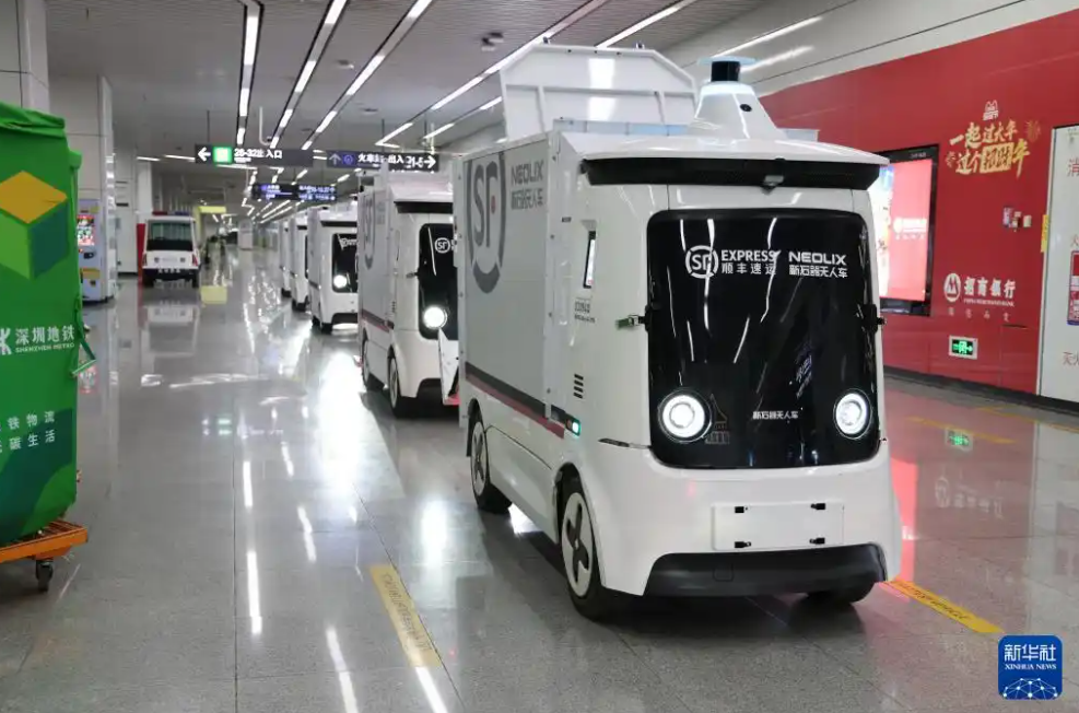 在深圳地铁福田站，无人接驳车停在地铁闸口前