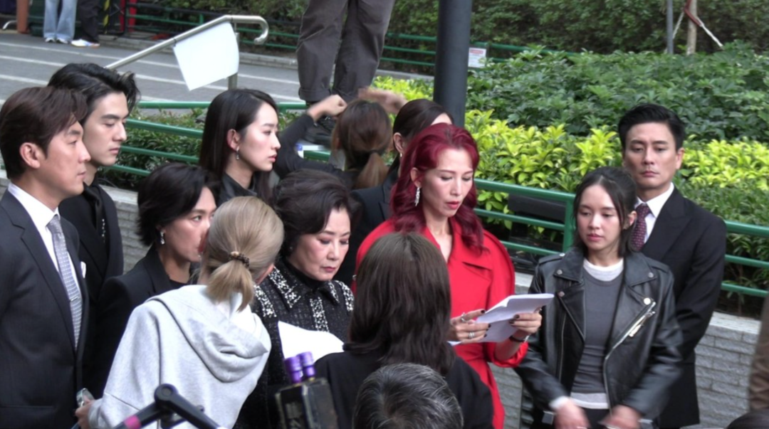 多位香港演员现身中环拍新剧，吸引大量途人围观