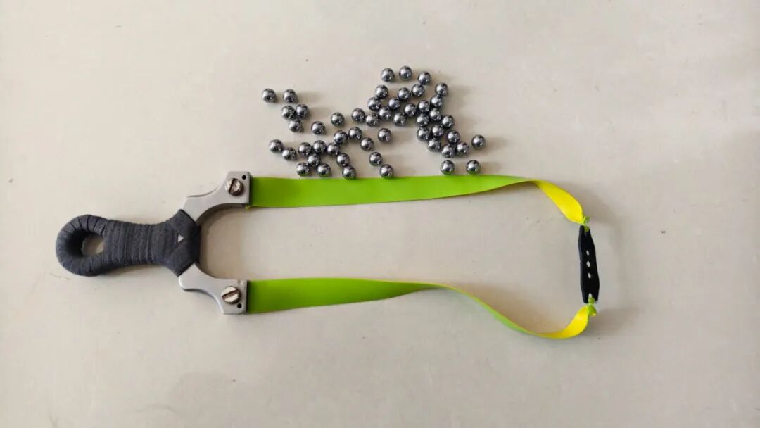 作案时所用弹弓和钢珠