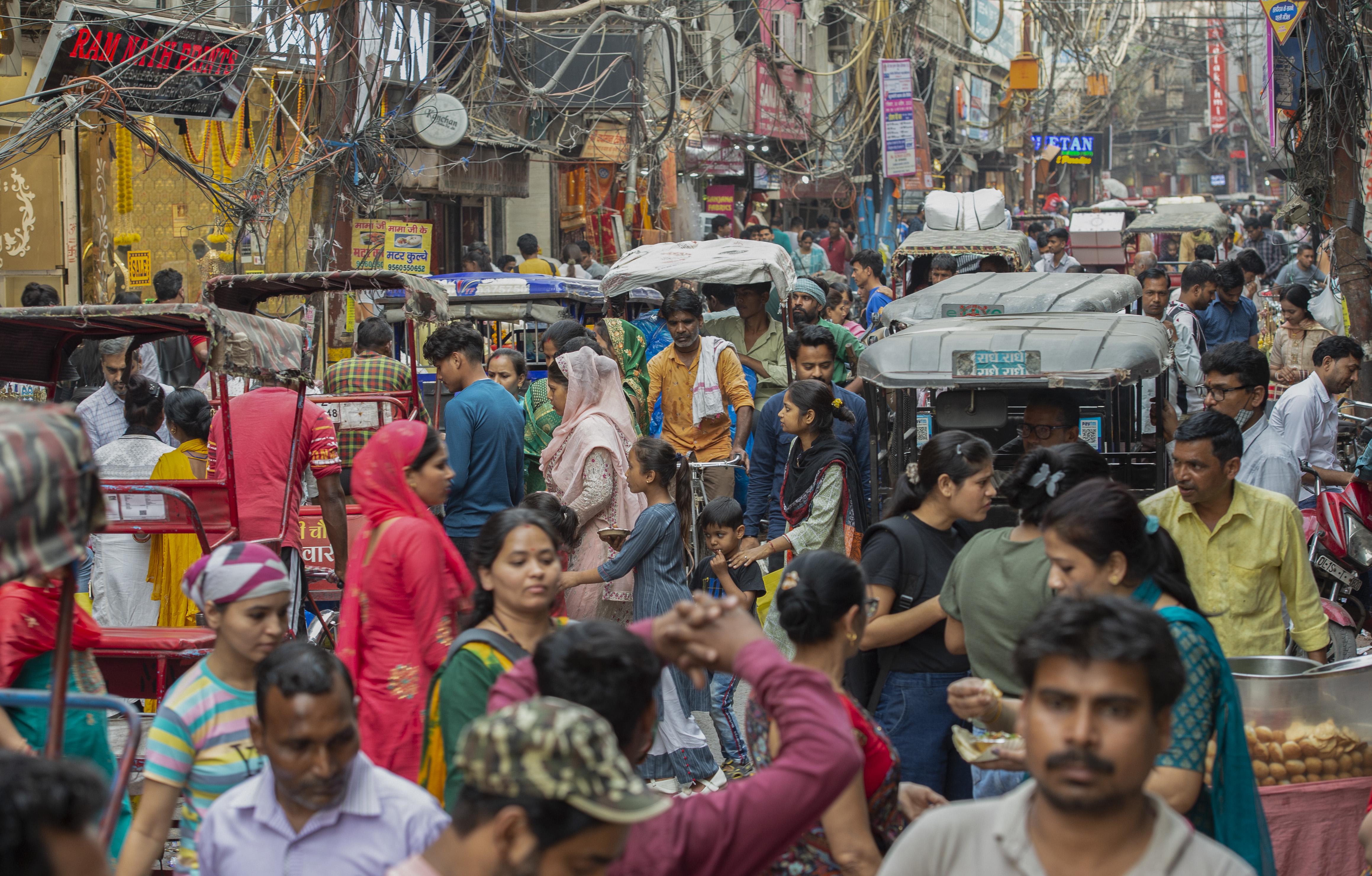 　　2023年4月26日，人们聚集在印度新德里的一处市场。新华社发（贾韦德·达尔摄）