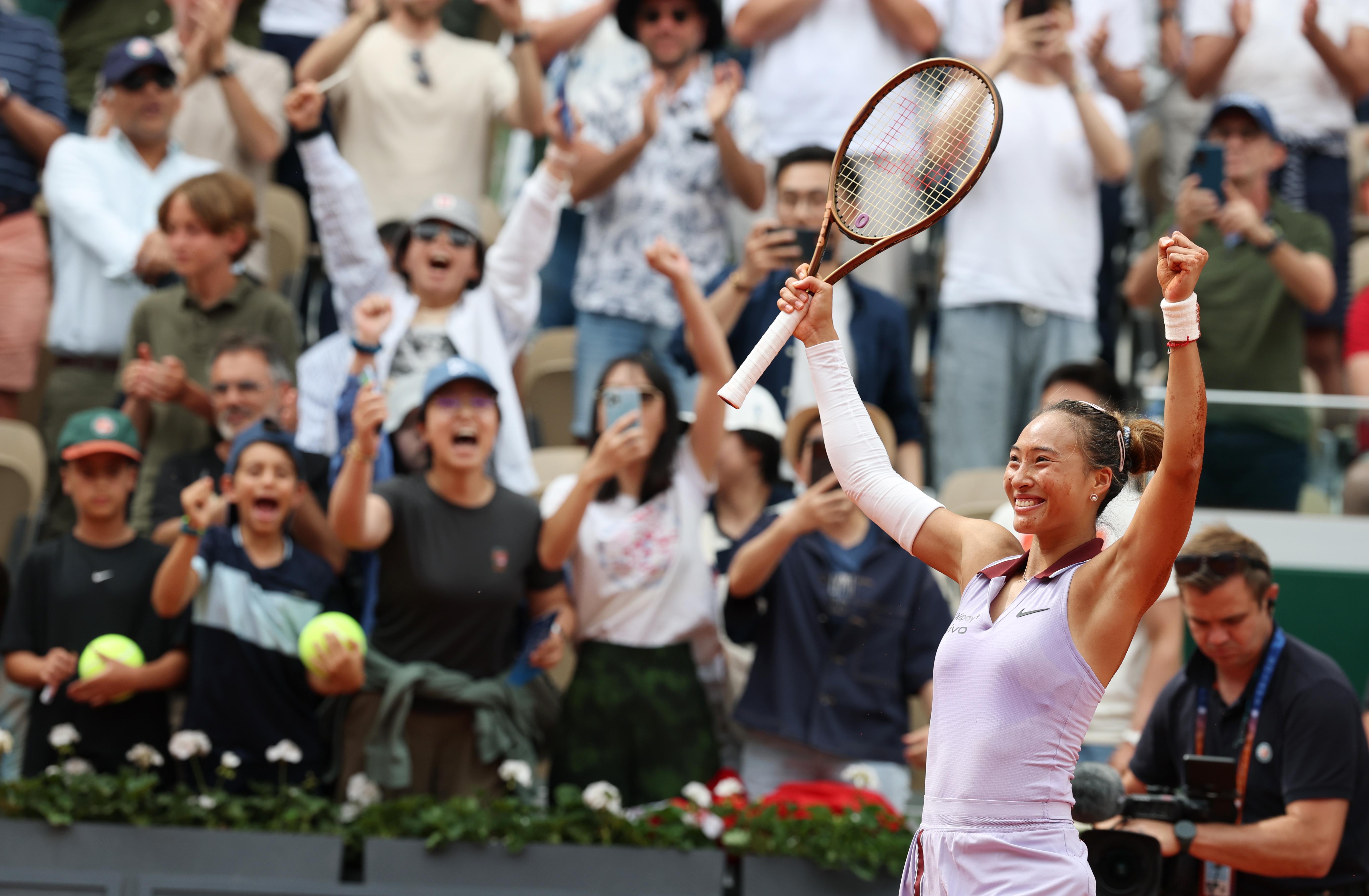  6月1日，郑钦文庆祝职业生涯首次打进法网女单八强。新华社记者 高静 摄