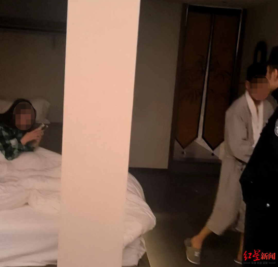 ▲10月8日凌晨2时23分拍摄的视频截图，警方在现场问话