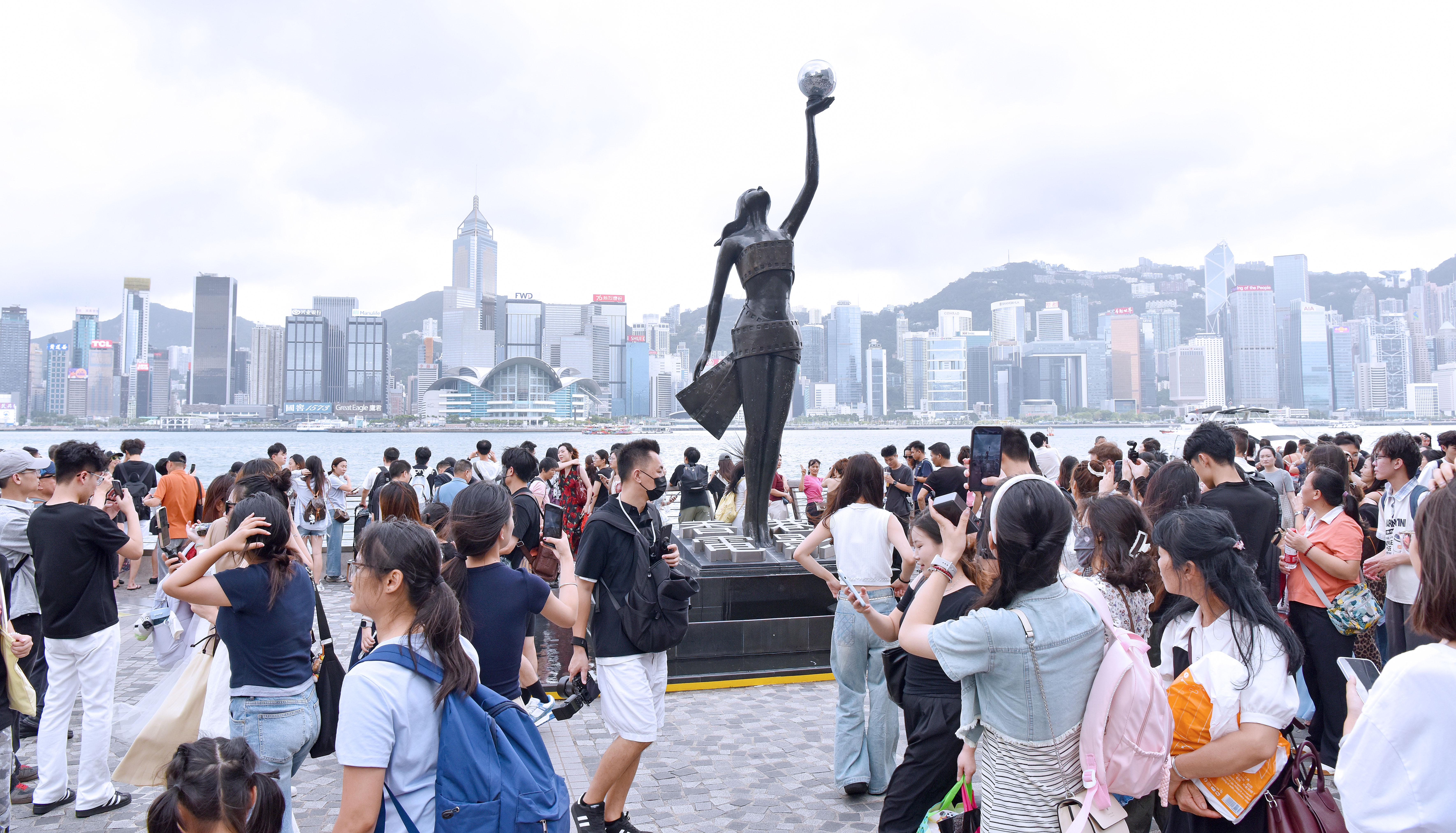  10月5日，游客在香港尖沙咀星光大道游览。新华社记者 陈铎 摄