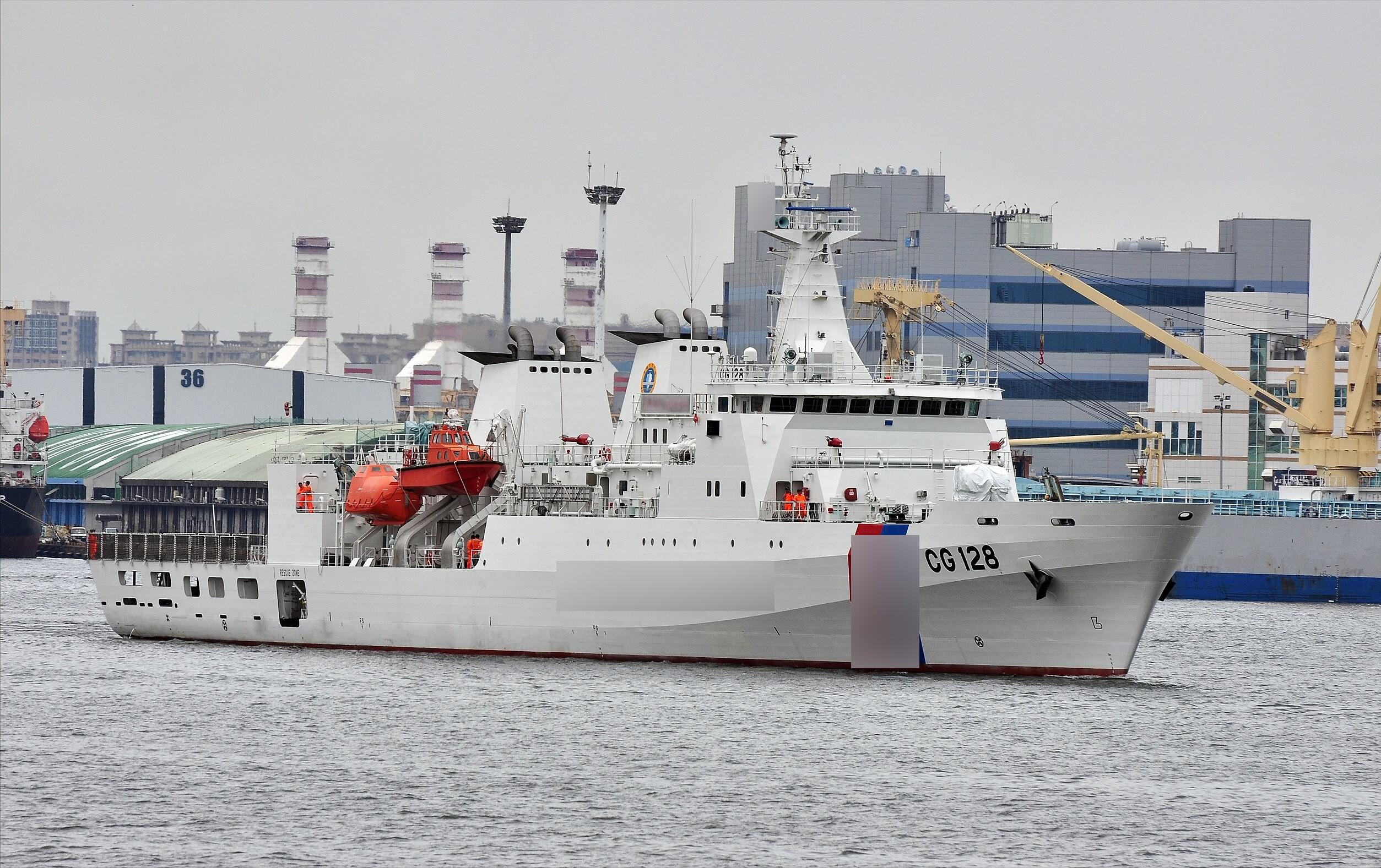 海警突发激烈对峙！为拦截美军火船入台，解放军做好随时开火准备