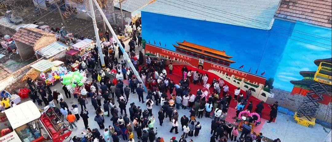 许多人打卡“天安门”墙绘（图片来源于网络）