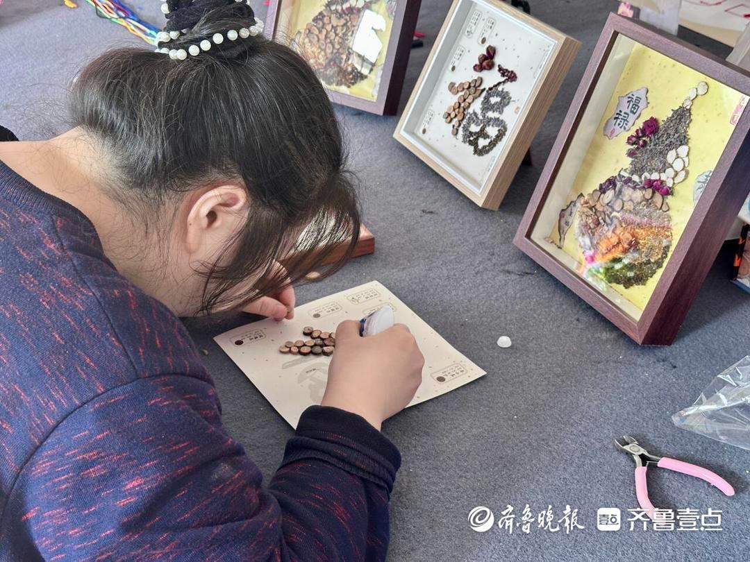 在芝罘区精神康复福利院里，患者正在做手工