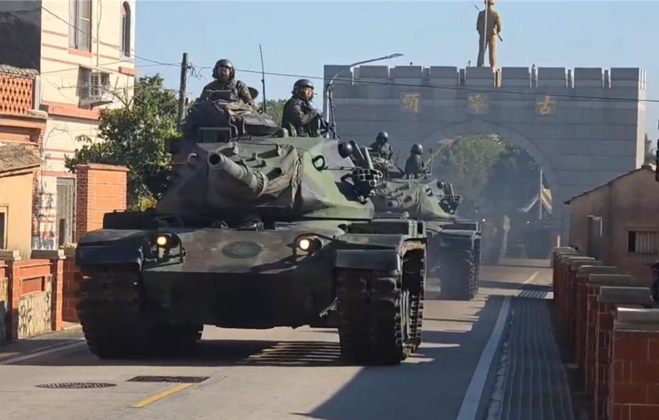 笑掉大牙！解放军演习震慑台海，金门却开装甲车巡逻，太荒诞！