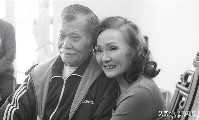 周星驰电影配角袁祥仁走了！最后露面照曝光，走不动被人抬着拍戏