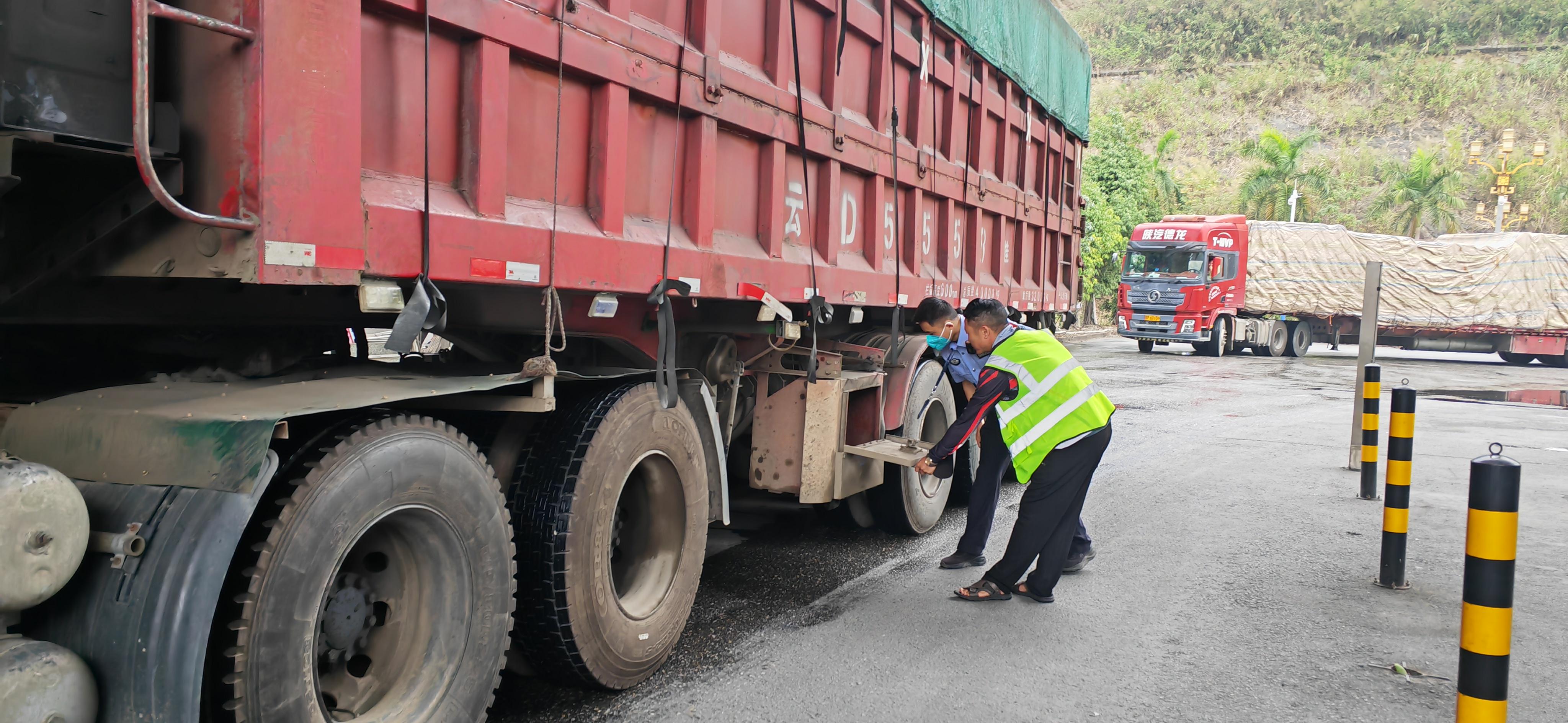 　　河口出入境边防检查站民警正在仔细检查货车。新华社记者浦超 摄