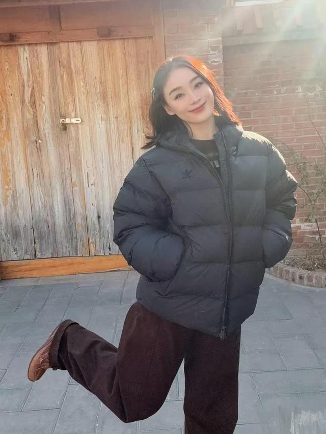 袁姗姗私服穿搭真时髦！羽绒服+提花毛衣+阔腿裤，减龄又高级！