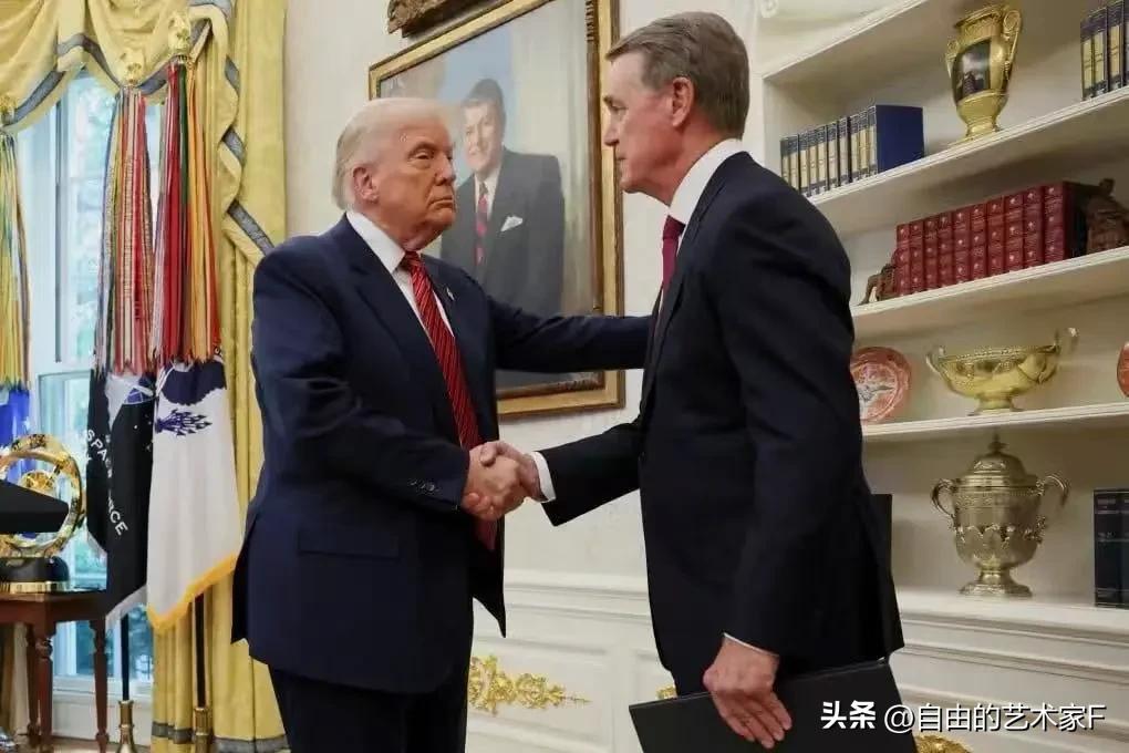 受中俄刺激，高市向美国求助，特朗普敷衍完：见了从中国来的他