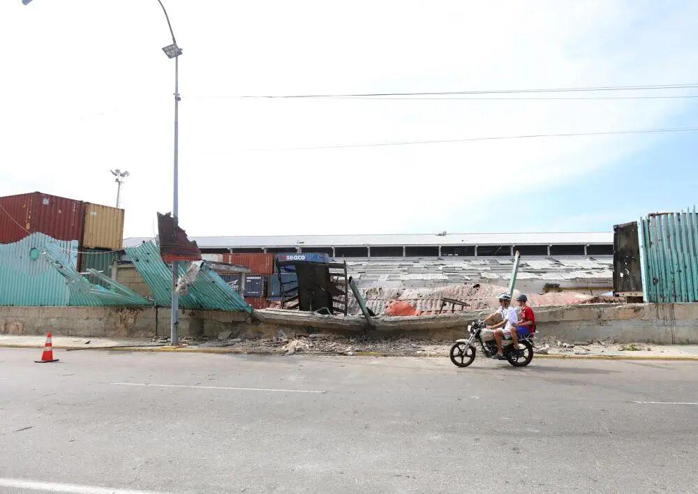 这是1月3日在委内瑞拉拉瓜伊拉港拍摄的空袭造成的建筑残骸。