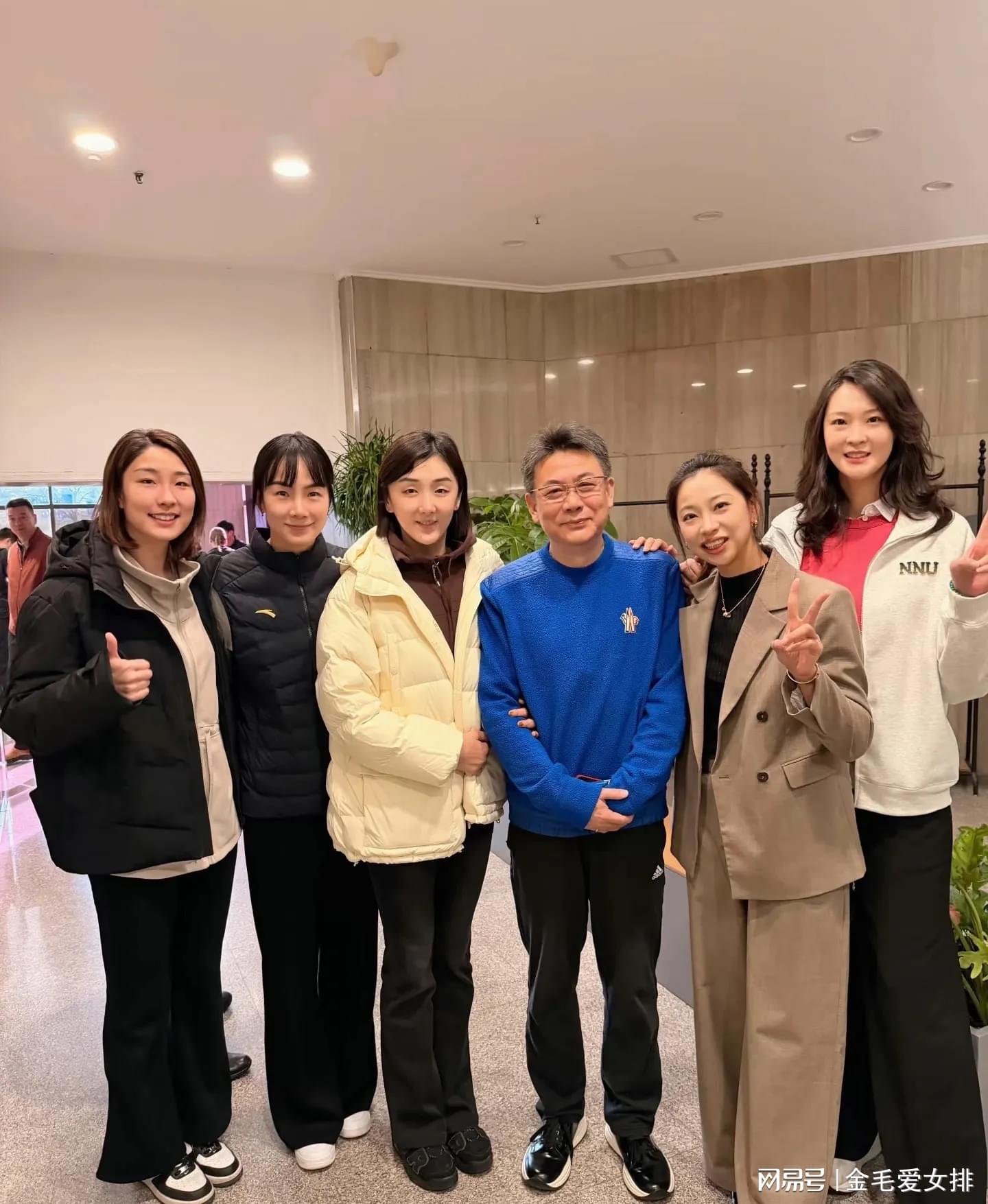 蔡斌与五大弟子合照！惠若琪是奥运冠军，王茜成领导，其余做教练